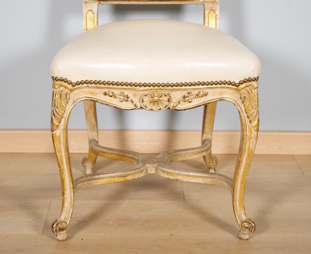 Suite de huit grandes chaises peintes et dorées Régence, vers 1950-photo-2