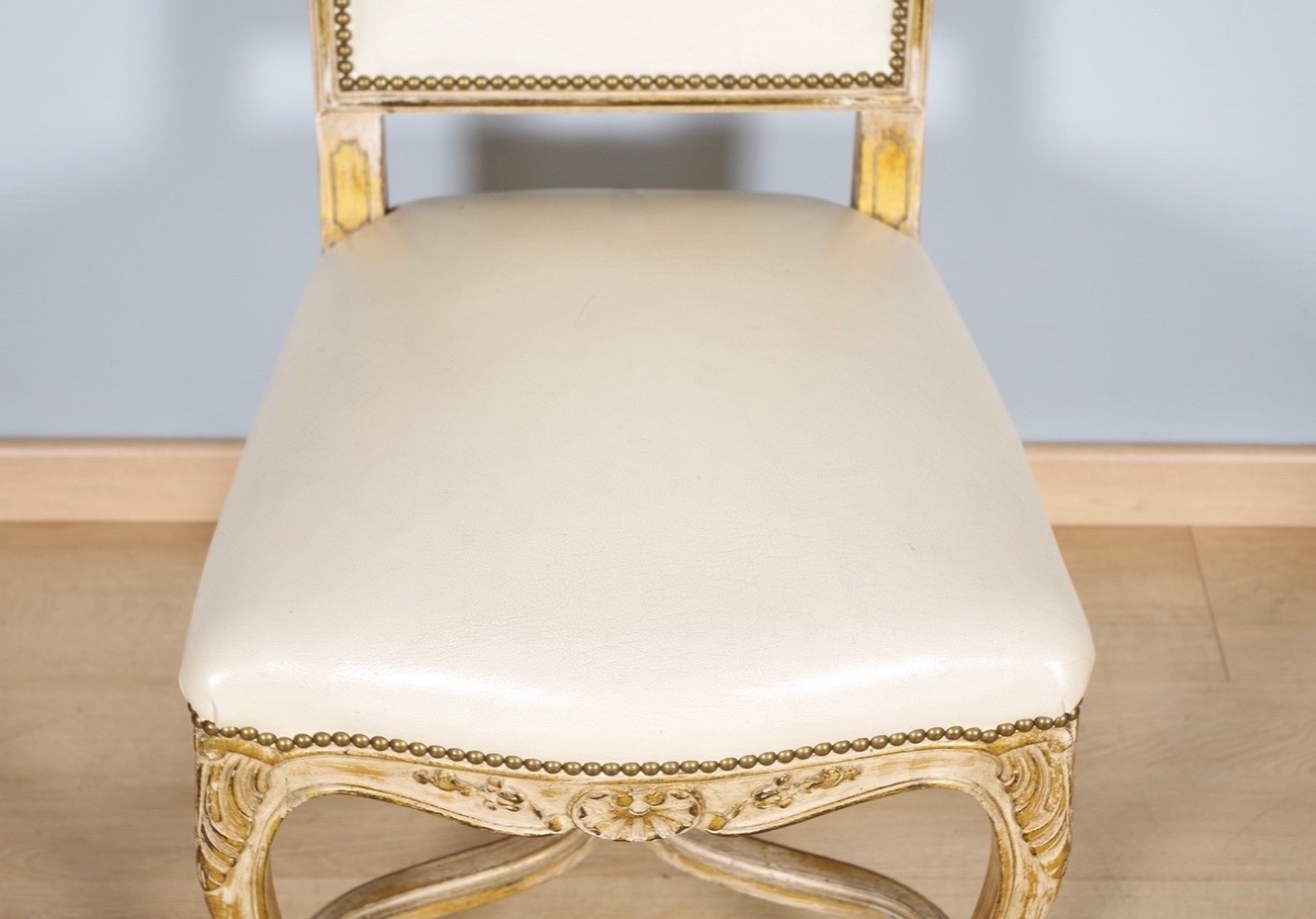 Suite de huit grandes chaises peintes et dorées Régence, vers 1950-photo-3