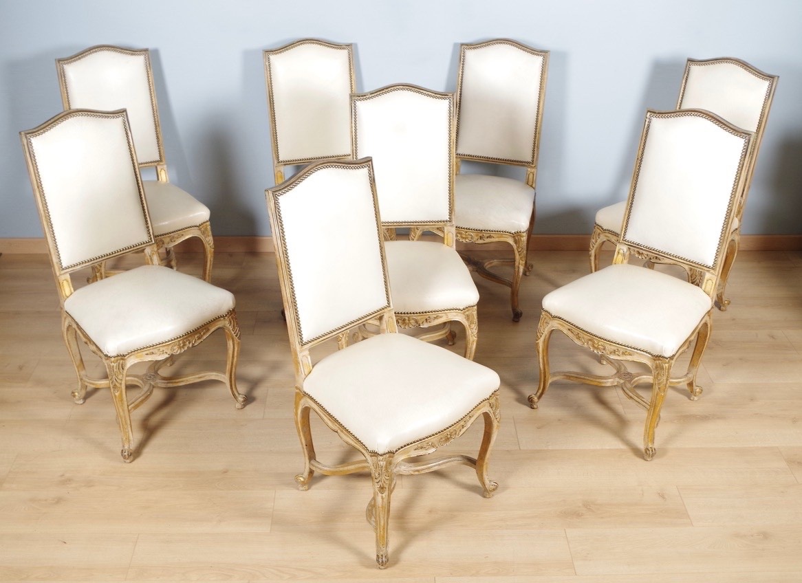 Suite de huit grandes chaises peintes et dorées Régence, vers 1950
