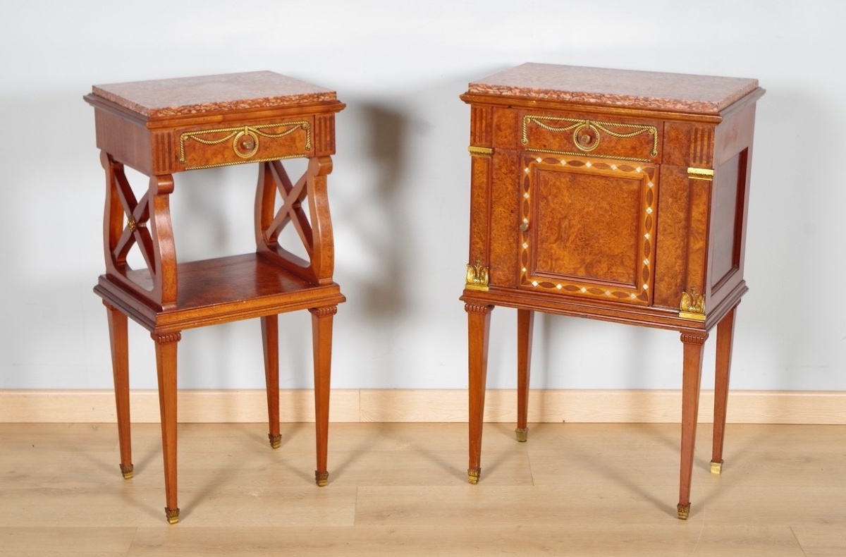 Paire de chevets Louis XVI en acajou, loupe d'amboine et bronze doré, vers 1900