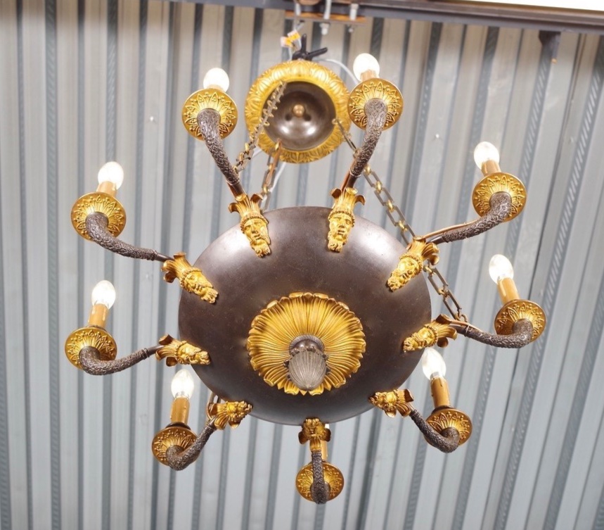 Lustre Restauration à neuf lumières en bronze patiné et doré, vers 1815-photo-8