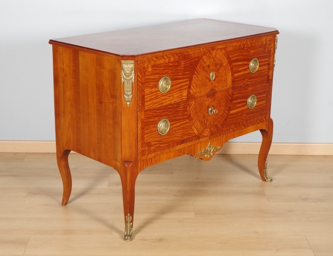 Commode Transition en placage d'acajou et citronnier, bronzes dorés, vers 1950-photo-1