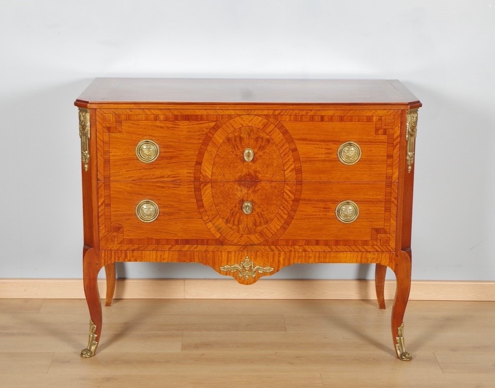 Commode Transition en placage d'acajou et citronnier, bronzes dorés, vers 1950