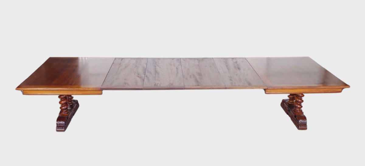 Renaissance-style Dining Table In Carved Walnut, With Four Extension Leaves, Circa 1900