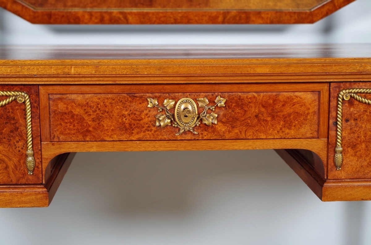 Coiffeuse style Louis XVI en acajou, loupe d'amboine et bronze doré, vers 1900-photo-1