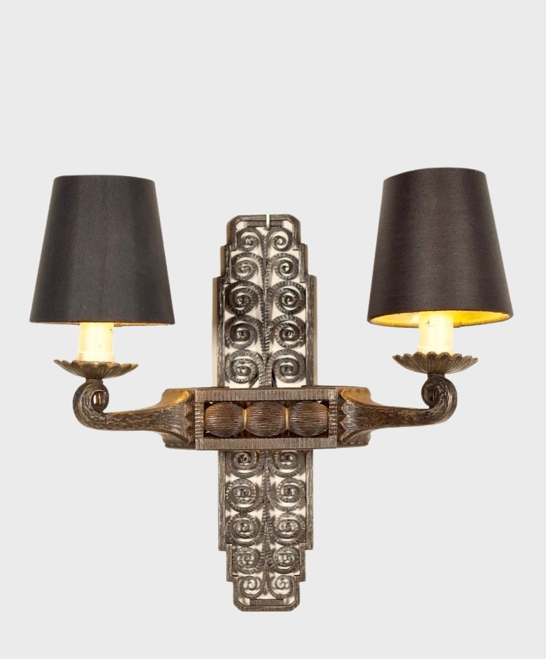 Applique Art déco en fer forgé et patiné signée Charles Piguet, vers 1930