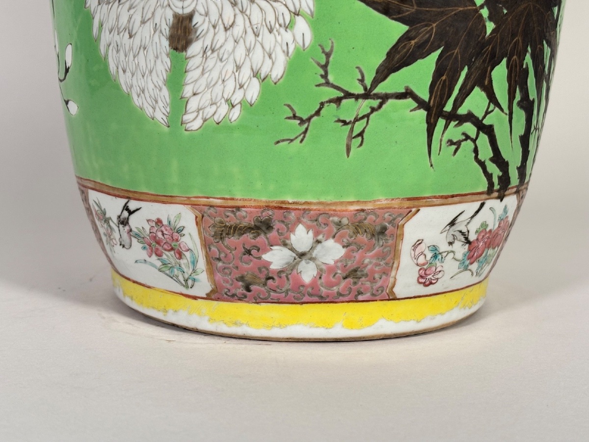 Grand vase chinois en porcelaine famille rose de style Dayazhai à fond vert-photo-1