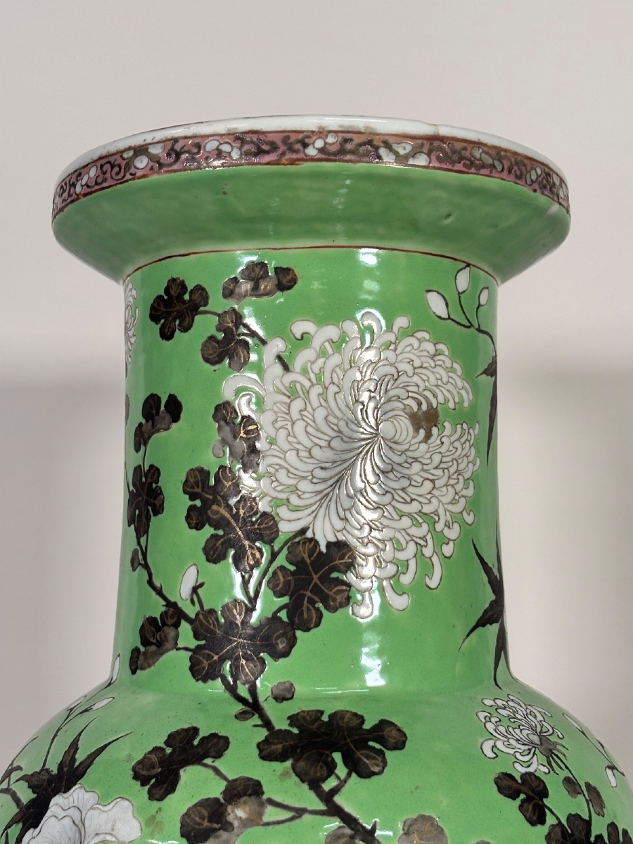 Grand vase chinois en porcelaine famille rose de style Dayazhai à fond vert-photo-3