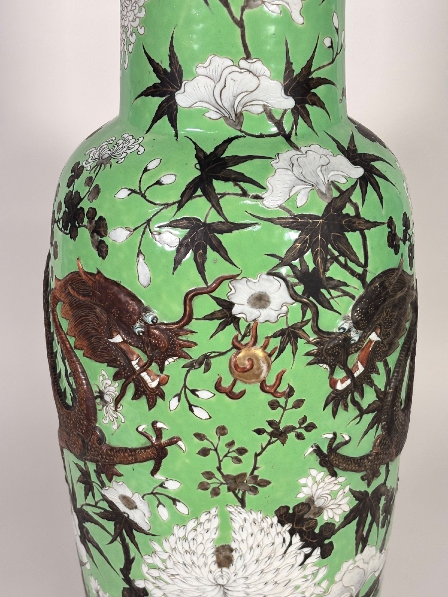 Grand vase chinois en porcelaine famille rose de style Dayazhai à fond vert-photo-6