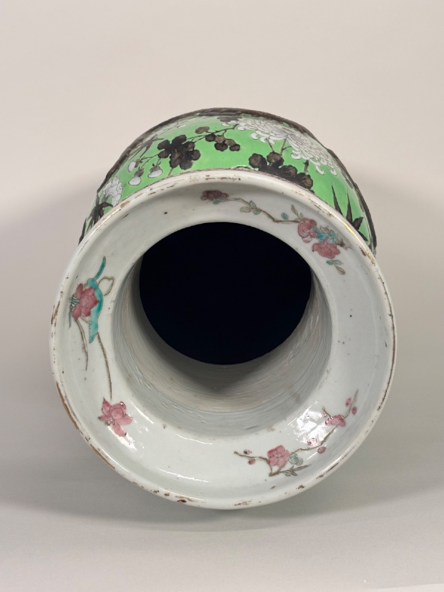 Grand vase chinois en porcelaine famille rose de style Dayazhai à fond vert-photo-7