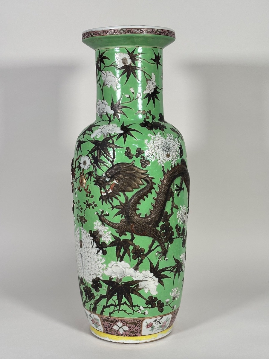 Grand vase chinois en porcelaine famille rose de style Dayazhai à fond vert