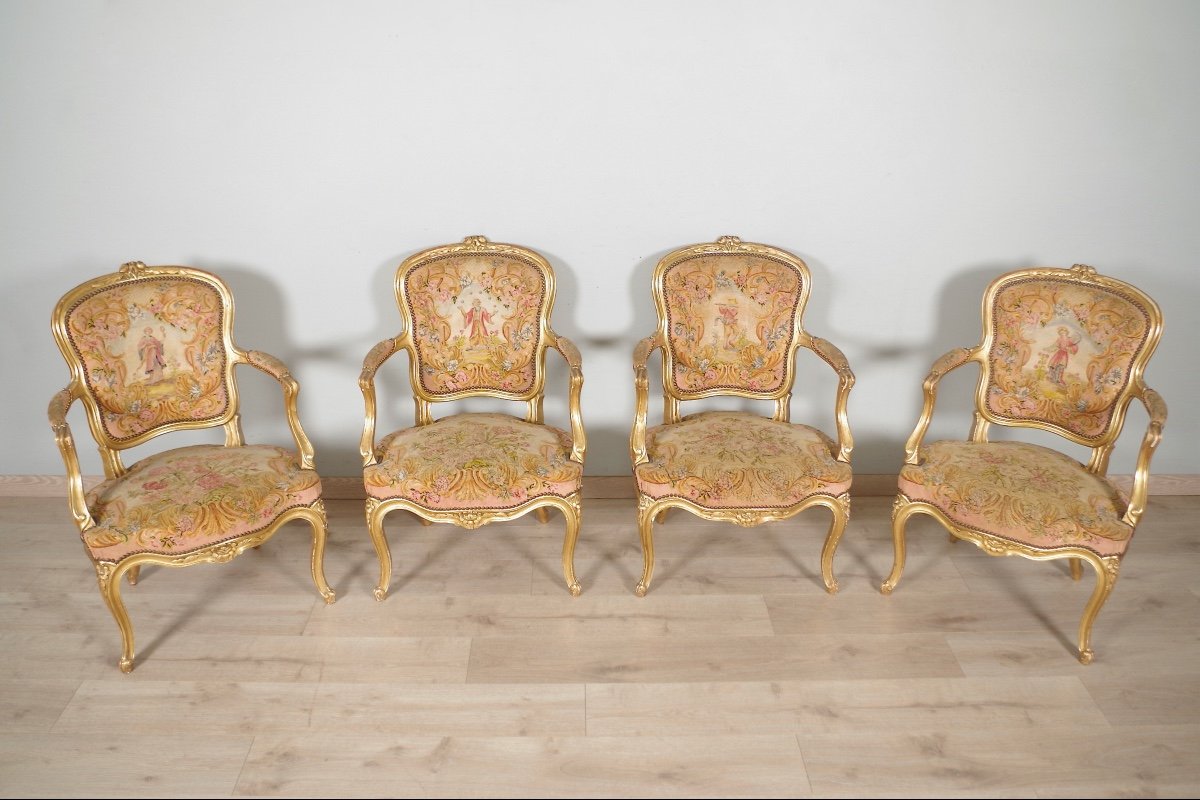 Quatre fauteuils dorés style Louis XV