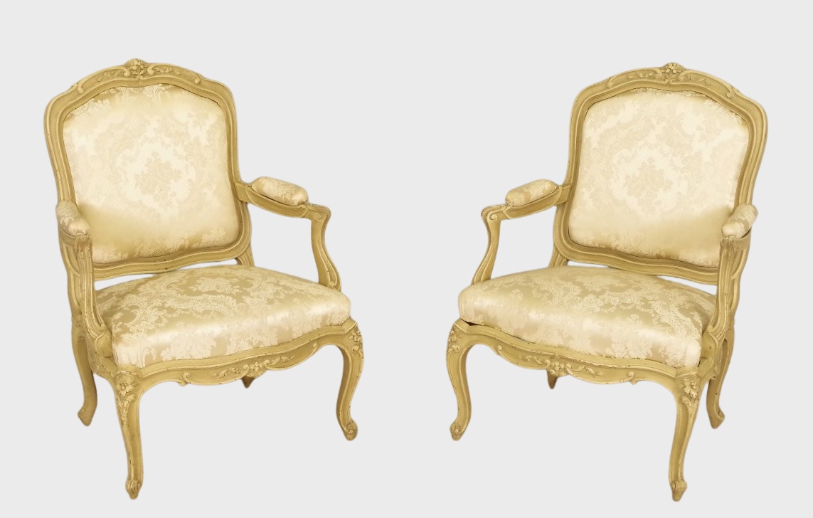 Paire De Fauteuils &agrave; Chassis Style Louis XV