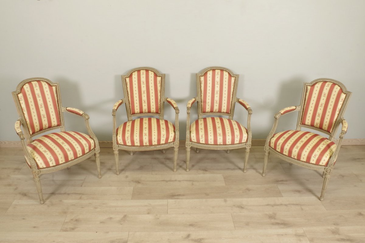 Quatre fauteuils style Louis XVI