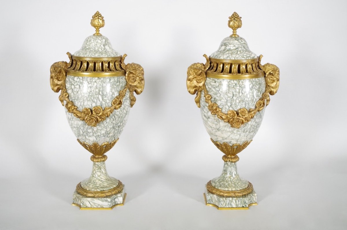 Paire de vases en marbre style Louis XVI