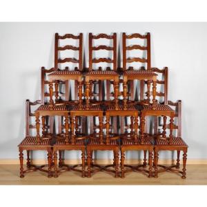 Suite de douze chaises Renaissance en noyer sculpté, vers 1900