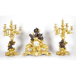 Garniture de cheminée Louis XV bronze doré, signée Victor Paillard