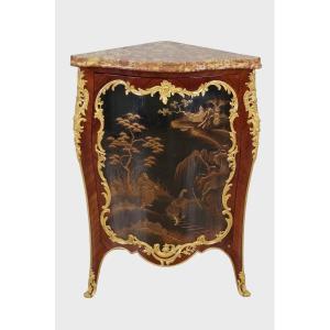 Encoignure laque de Chine style Louis XV estampillée Millet