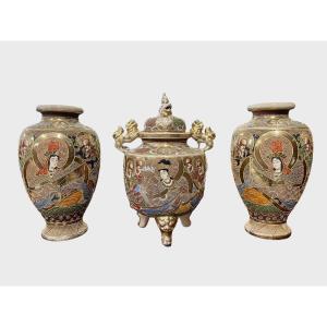 Paire de vases et brûle-parfum en faïence de Satsuma