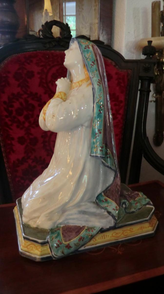 Grande Vierge Priant En Faience Polychrome-photo-2