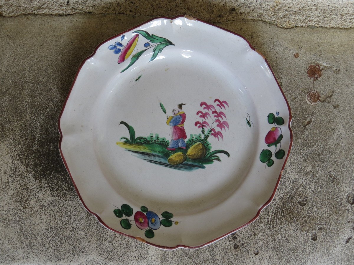 Assiette En Faience De l'Est XVIII Decor Au Chinois