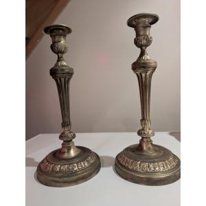 paire de bougeoirs en bronze ciszlé de style louis 16