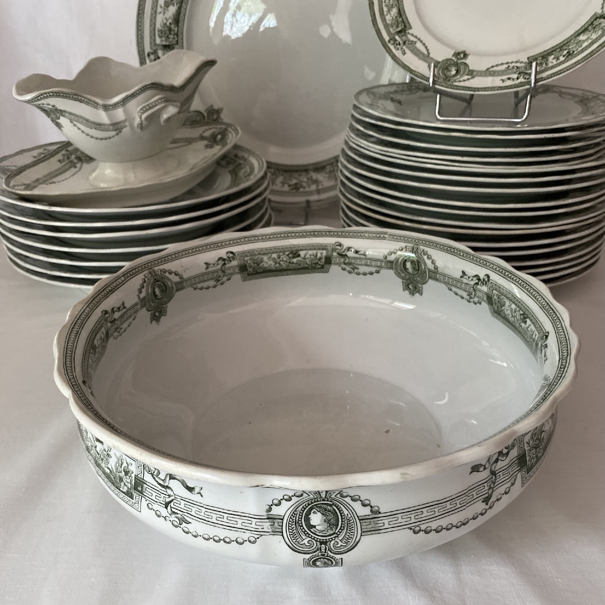 Earthenware Dinner Service, Iron-glazed, Saint Amand, 19th-century "medallion" Model-photo-3