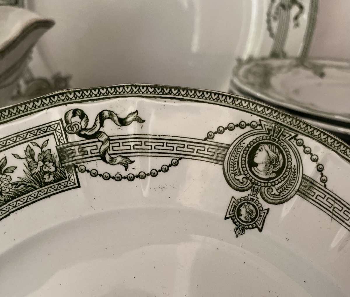 Earthenware Dinner Service, Iron-glazed, Saint Amand, 19th-century "medallion" Model-photo-4