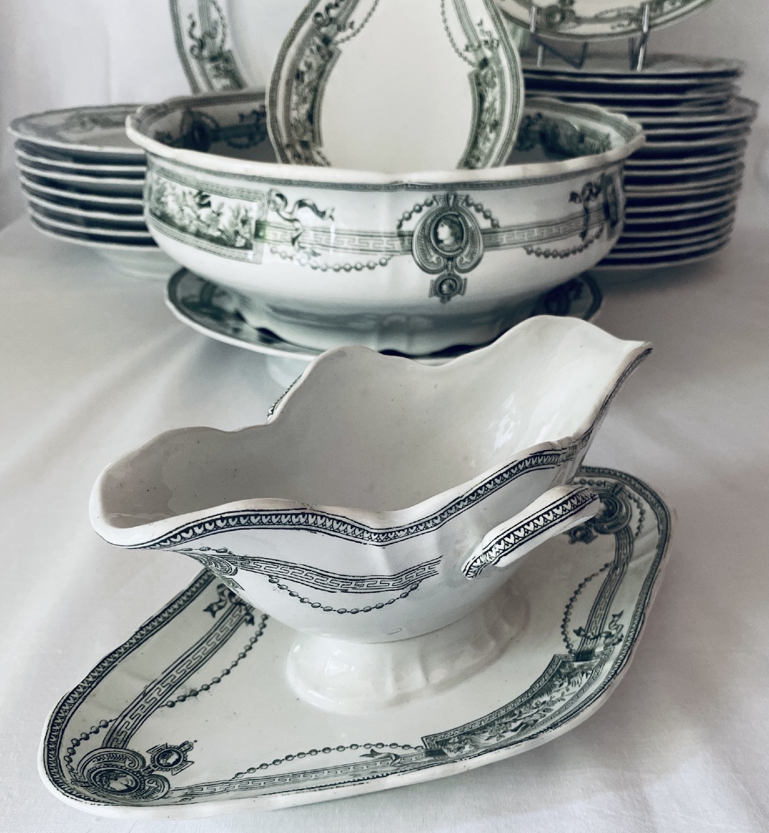 Earthenware Dinner Service, Iron-glazed, Saint Amand, 19th-century "medallion" Model-photo-5