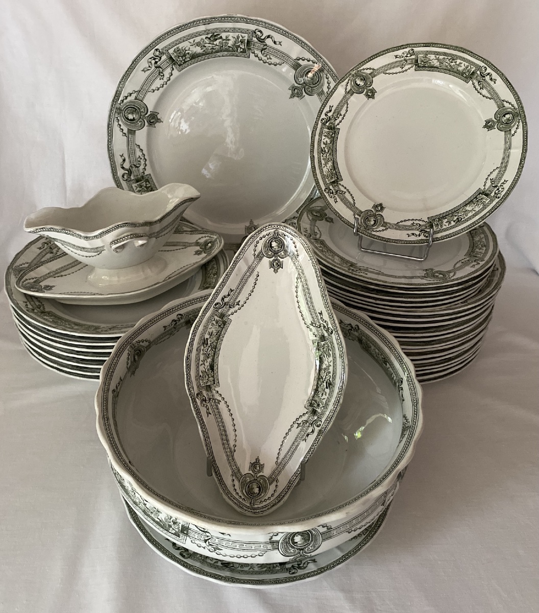 Earthenware Dinner Service, Iron-glazed, Saint Amand, 19th-century "medallion" Model