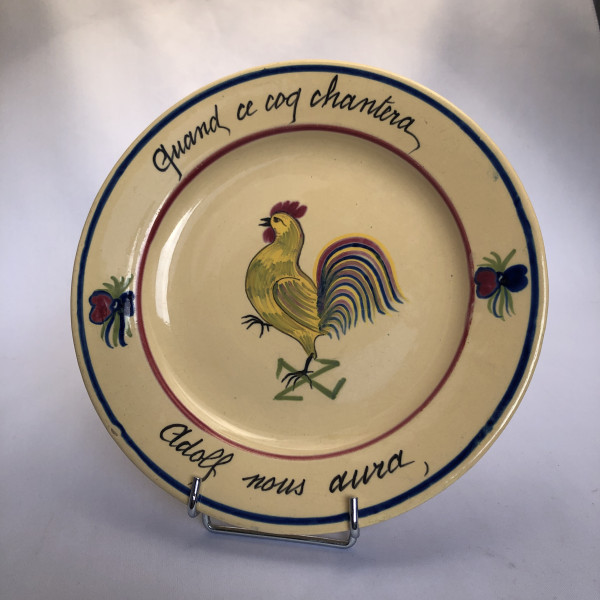 Assiette D’un Coq Gaulois Terrassant La Croix Gammée  Par Pol Thépot - Bretagne
