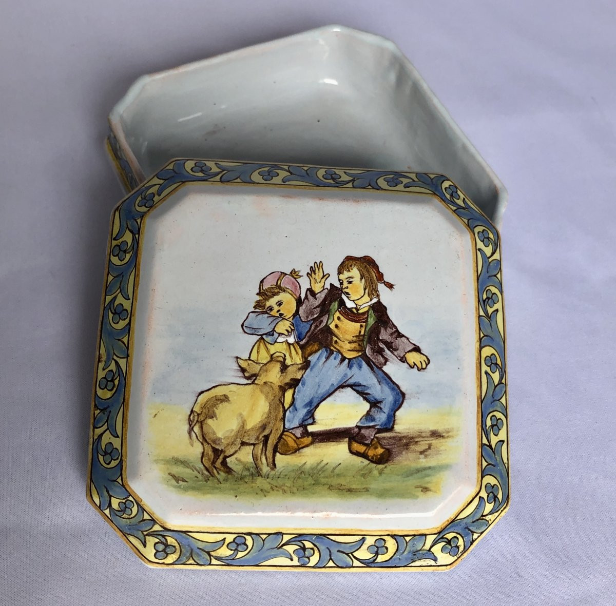 Boîte à décor d’enfants de Locmaria effrayés par un cochon - Manuf. Porquier Beau - Bretagne-photo-2