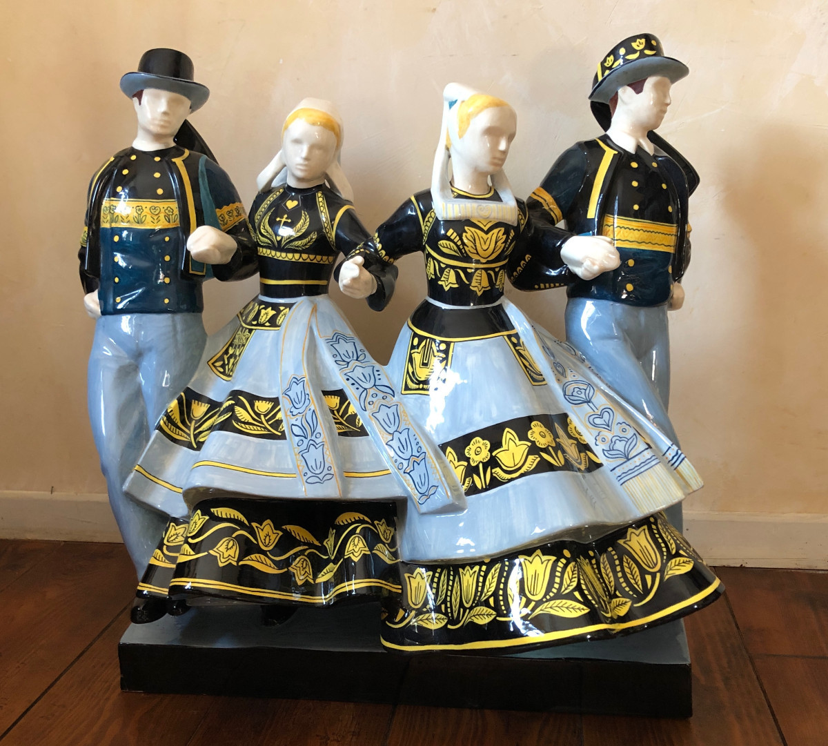 La grande gavotte - Micheau Vernez -  Manufacture Henriot Quimper - Bretagne