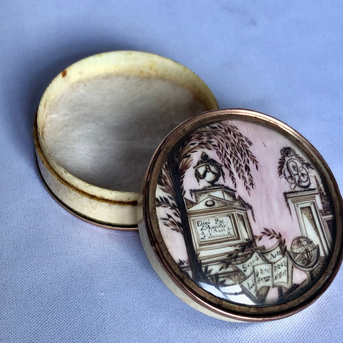 Fly Box Decorated With Hair -photo-1