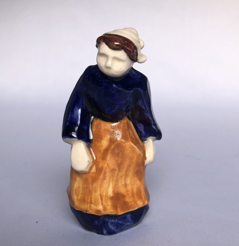 Femme de Douarnenez de Perrotte - manufacture de Pontivy - Bretagne 