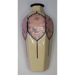 Grand vase en céramique émaillée de Longwy, hexagonal, à décor de  fleurs roses
