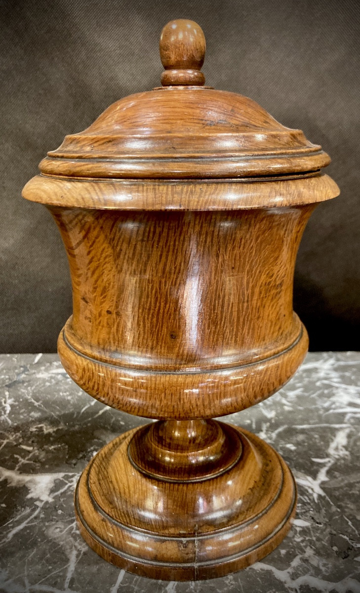 Boîte cylindrique sur piédouche 