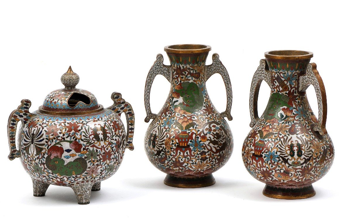 JAPON XIXe siècle Ensemble de deux vases en bronze et émaux cloisonnés et  un brûle-encens