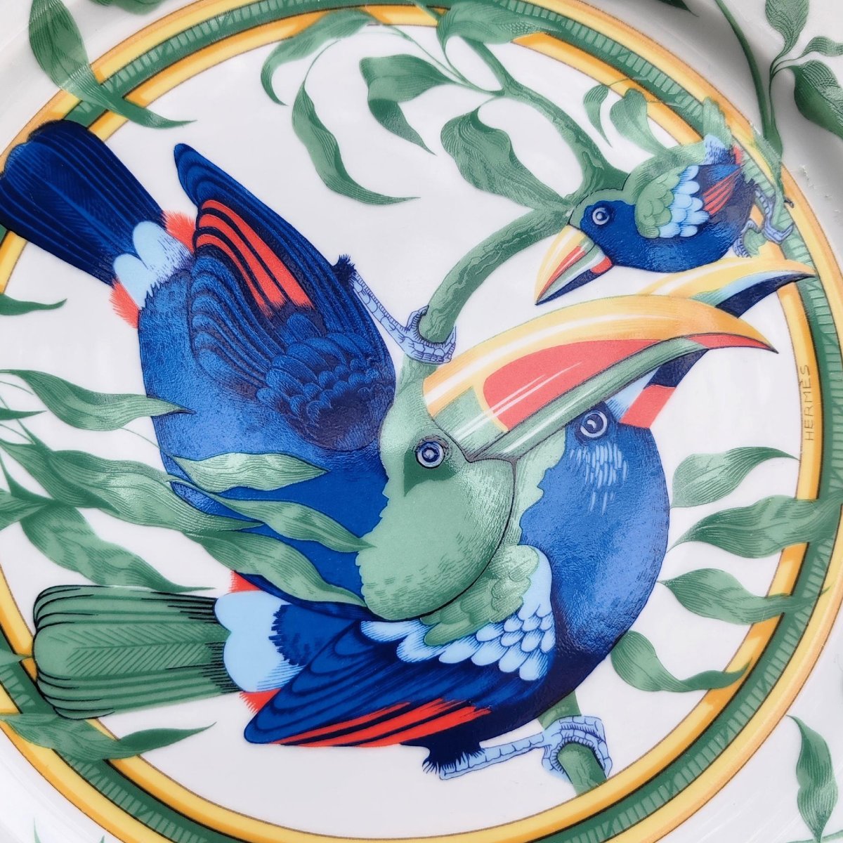  Plat rond, assiette de présentation, porcelaine fine Hermès, modèle  Toucans Limoges-photo-2