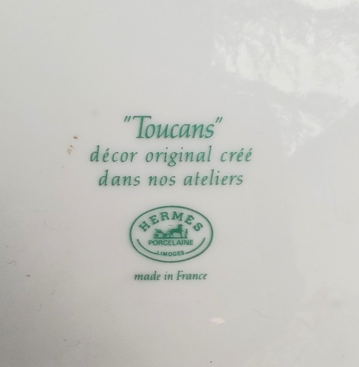  Plat rond, assiette de présentation, porcelaine fine Hermès, modèle  Toucans Limoges-photo-4