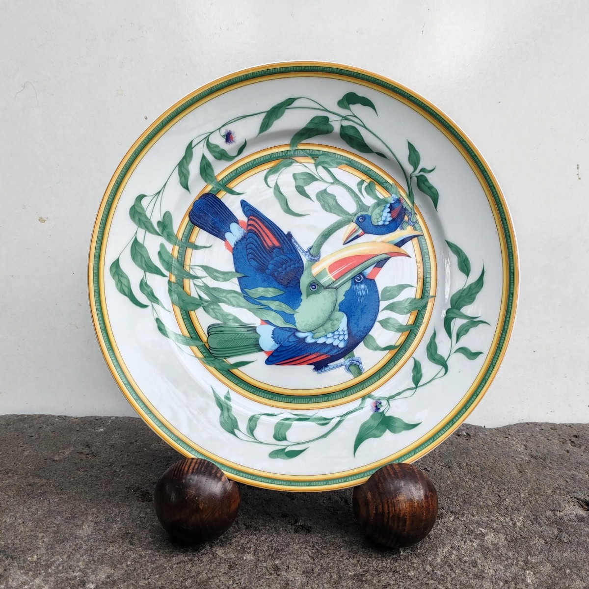  Plat rond, assiette de présentation, porcelaine fine Hermès, modèle  Toucans Limoges
