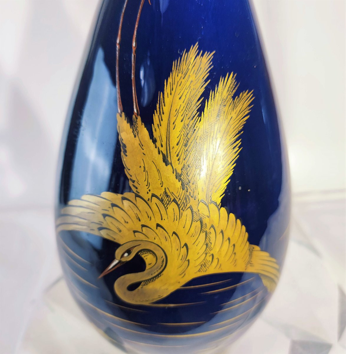  Gustave ASCH (1856-1911) Vase en porcelaine à décor or d’un cygne  sur fond Bleu de Tours.-photo-4