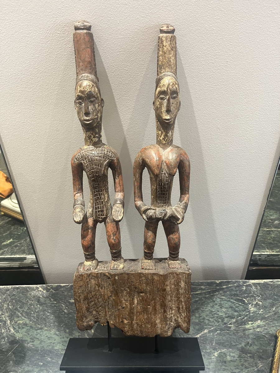 Statut africaine couple Baoule région côte d ivoire sur socle noir contemporain.