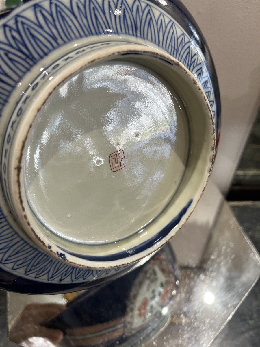 Set Of 3 Nesting Bowls From The Japanese Menu Period, With Identical Decorations On A Deep Cobalt Blue Background -photo-2