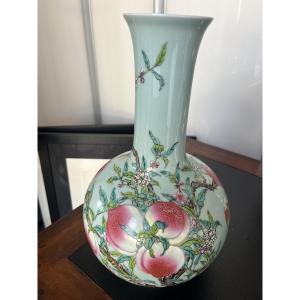 Vase Chine xx ieme porcelaine forme Gu très belle qualité avec décors raffiné des pêches de l.