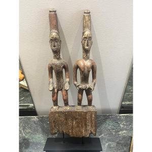 Statut africaine couple Baoule région côte d ivoire sur socle noir contemporain.