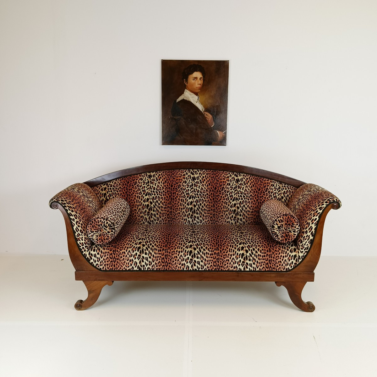 Canapé de style Biedermeyer avec garniture léopard