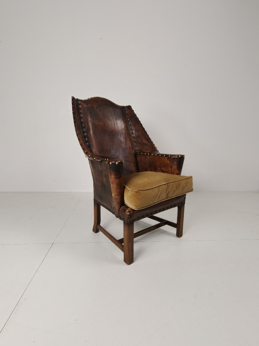 Fauteuil en cuir ancien, Angleterre, vers 1800