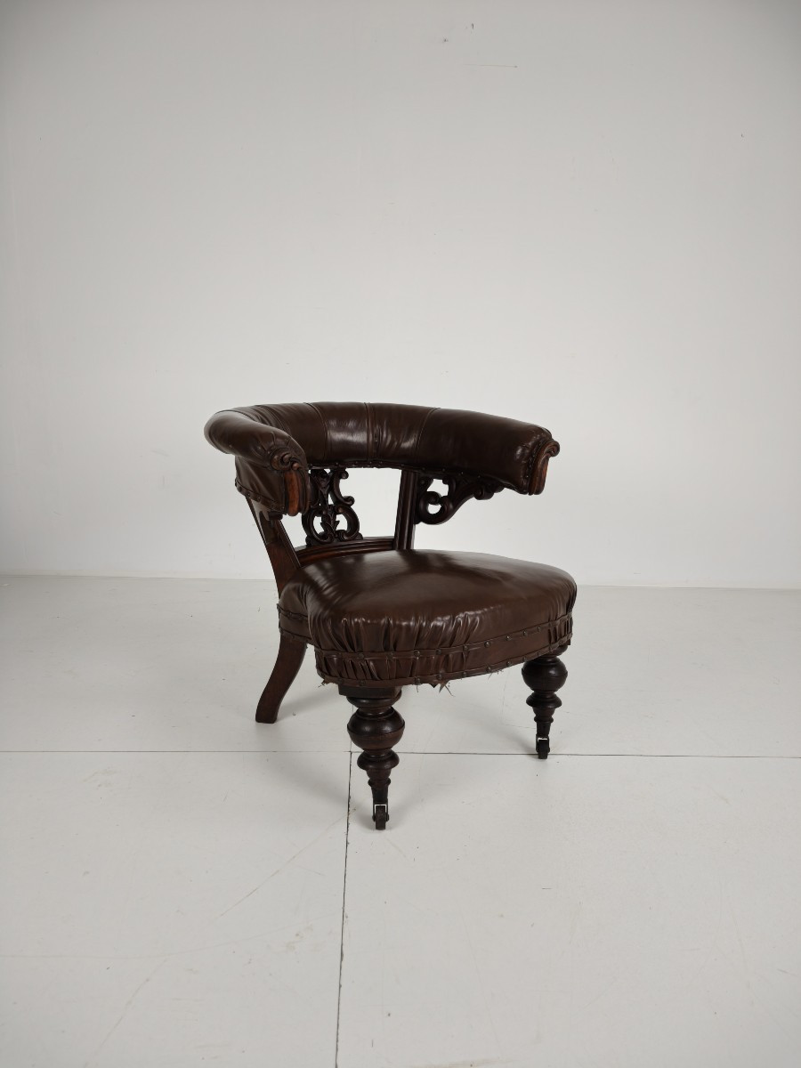 Fauteuil ancien en cuir de Robson & Son – Bois sculpté et roulettes, Newcastle