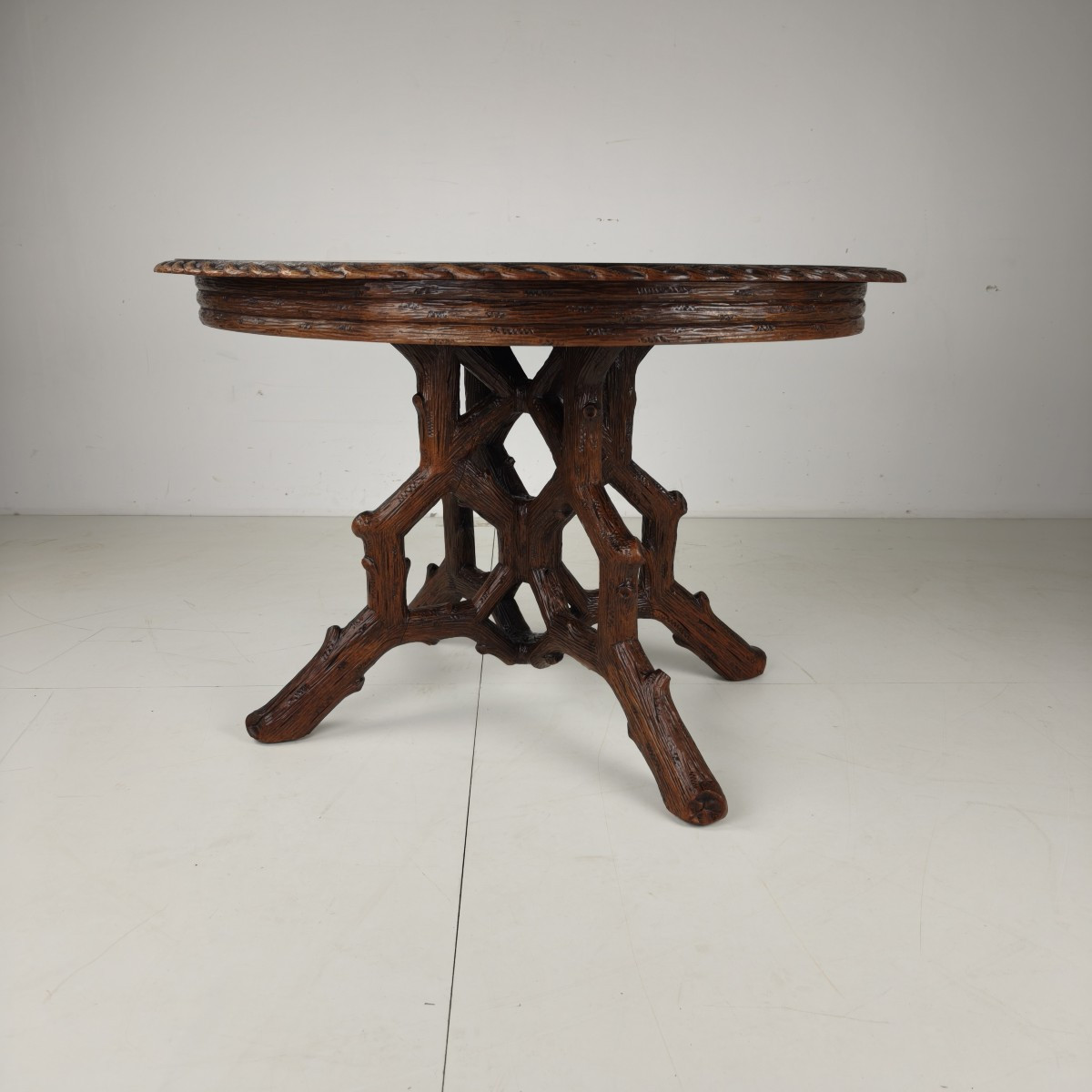 Table de salle à manger de style Forêt-Noire par Horrix – vers 1880